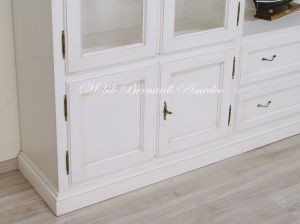 Libreria stile classico costruita artigianalmente in legno massello con ante e cassetti finitura colore bianco anticato